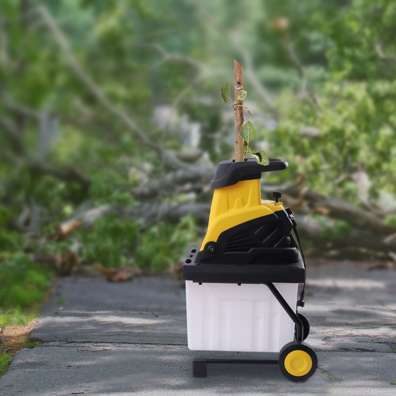 2500 W electric wood chipper, 1.7 inch cutting diameter, 45 liter collection container 2500 W electric wood chipper, 1.7 inch cutting diameter, 45 liter collection container